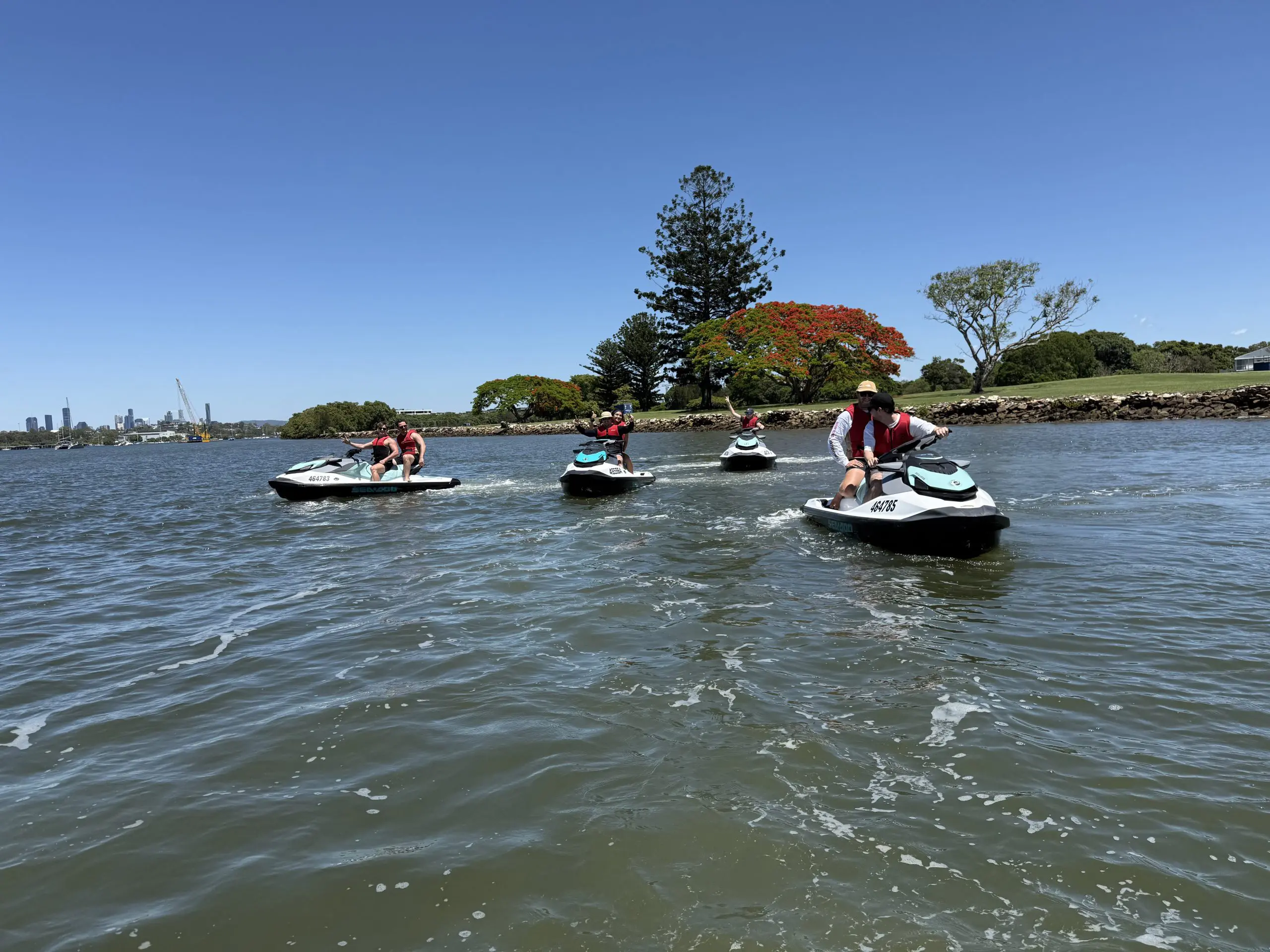 4 jetskis friends